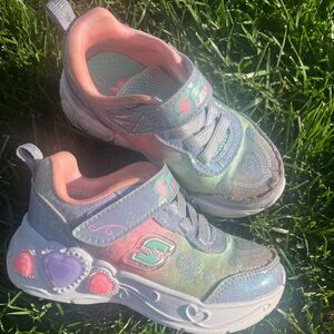Skechers Toddler 7 Shimmering Pastel Sneakers with Heart design and lights